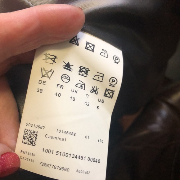 Full length Hugo Boss coat with hood. - Picture 7 of 10